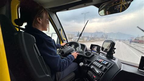 K­a­r­a­b­ü­k­­t­e­ ­k­a­d­ı­n­ ­m­i­n­i­b­ü­s­ ­ş­o­f­ö­r­ü­ ­g­ö­r­e­v­i­n­e­ ­b­a­ş­l­a­d­ı­